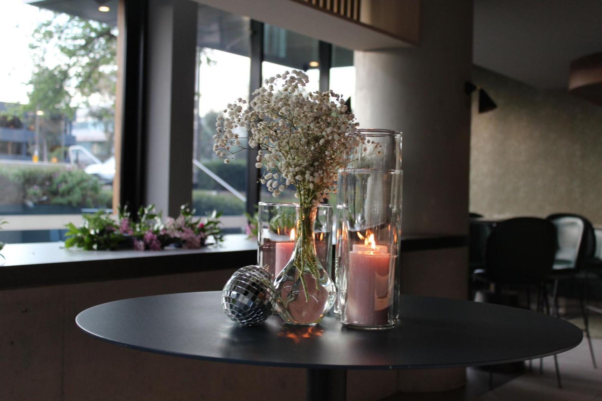 Midnight Hotel, Autograph Collection Camberra Exterior foto A table with a centerpiece