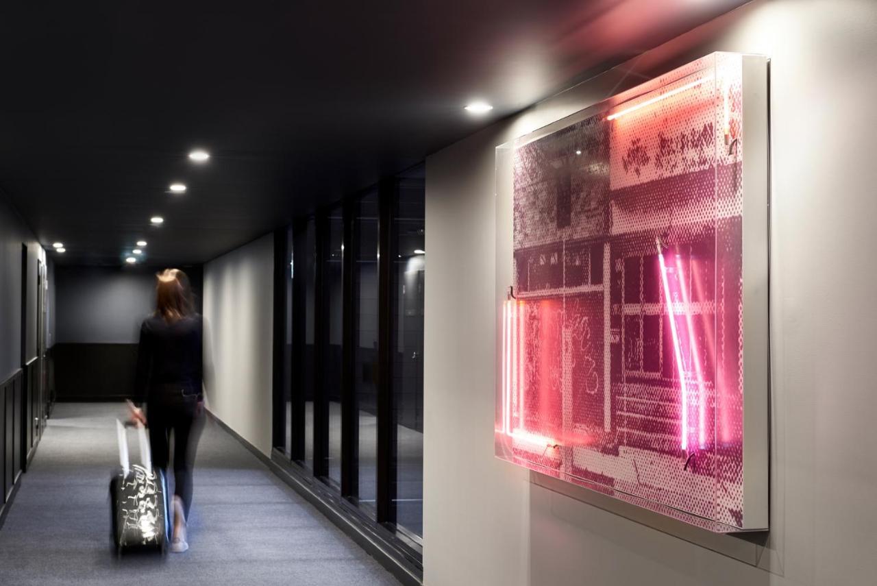 Midnight Hotel, Autograph Collection Camberra Exterior foto Installation of the artwork "The Red Room" at the InterContinental London Park Lane